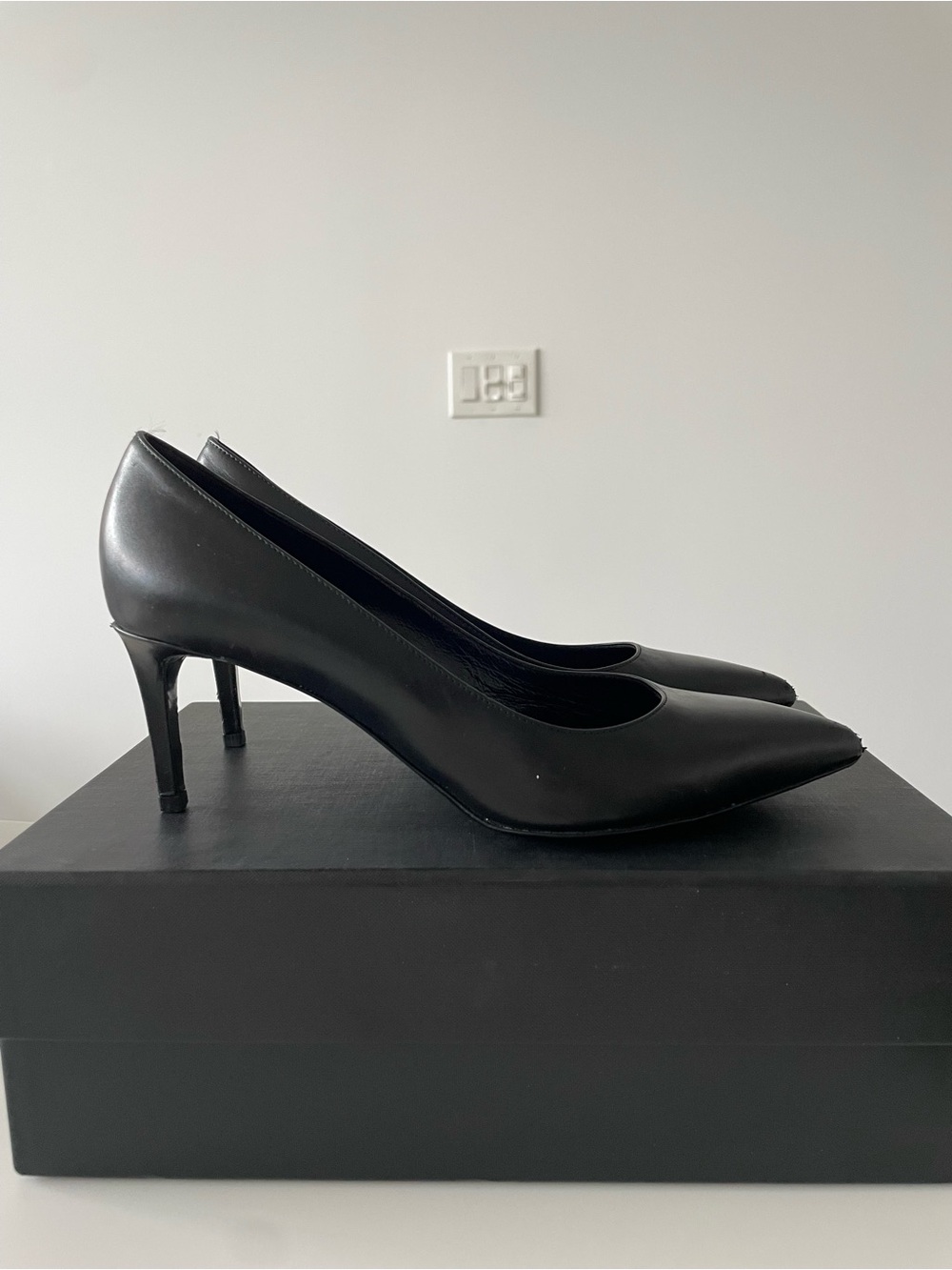 Saint Laurent black leather pointed-toe pumps 38.5